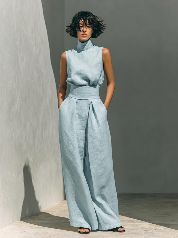 Set consisting of a sleeveless blouse and wide-leg pants made of a cotton-linen blend.