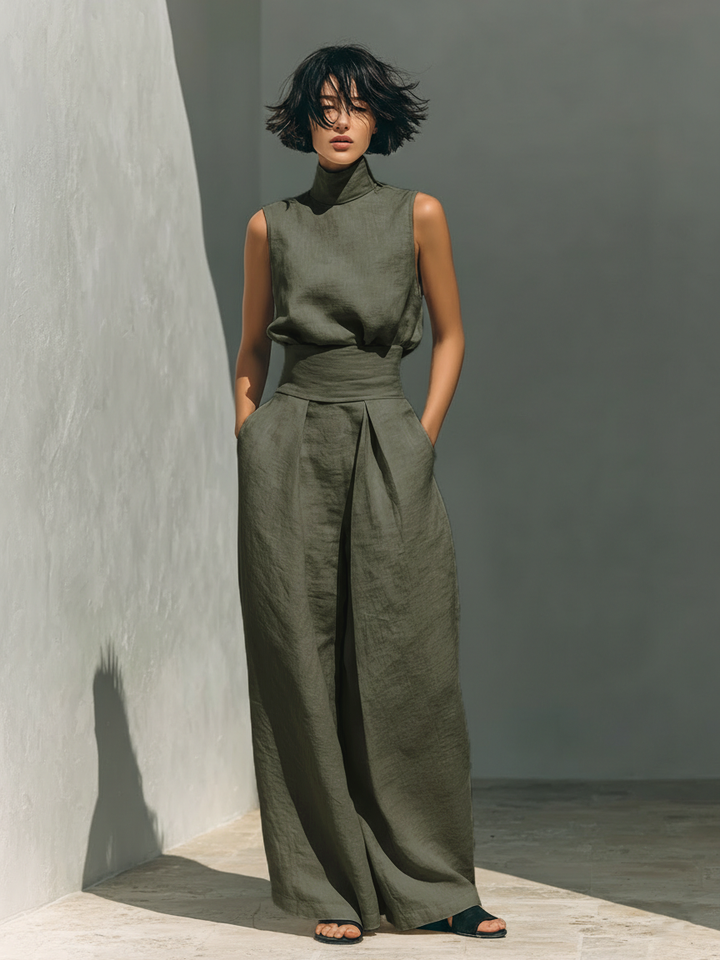 Set consisting of a sleeveless blouse and wide-leg pants made of a cotton-linen blend.